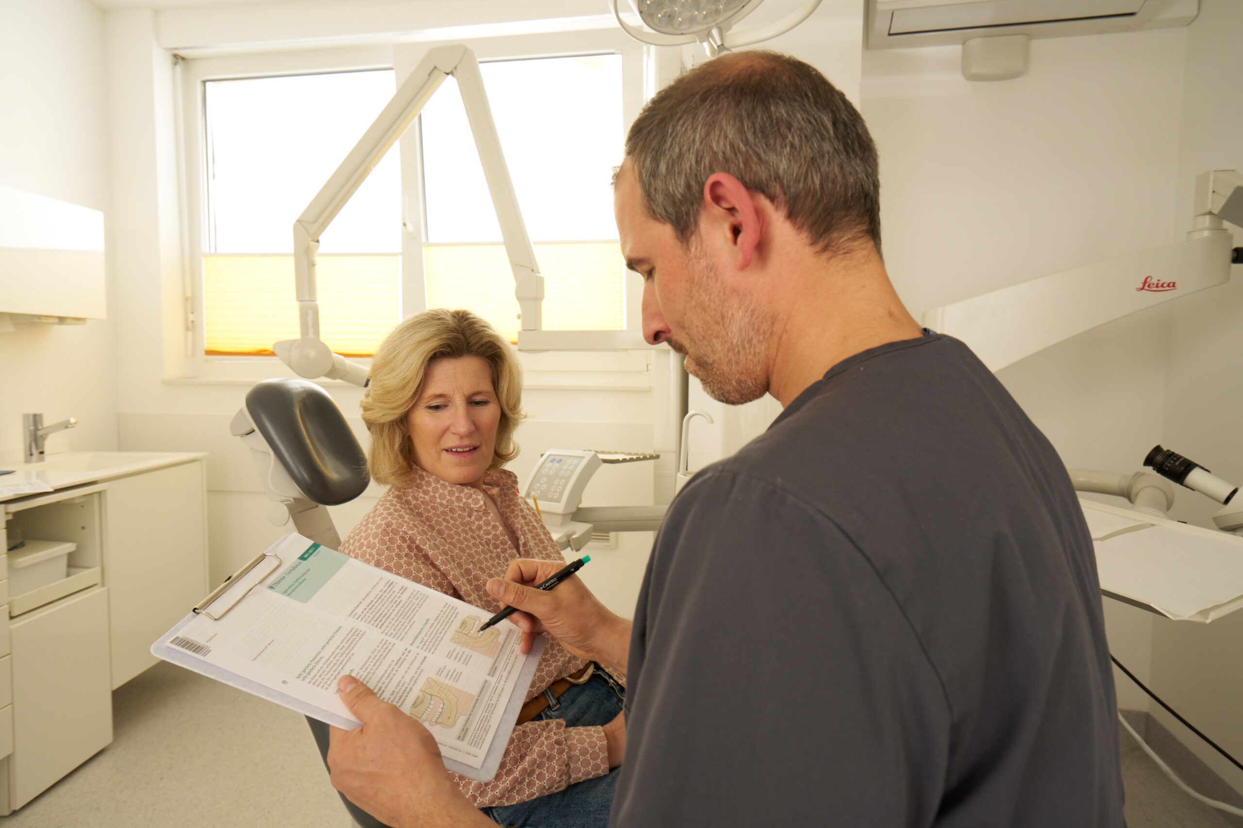 Dr. vom Orde berät Patientin zur Versorgung mit einem Implantat oder einer Brücke.