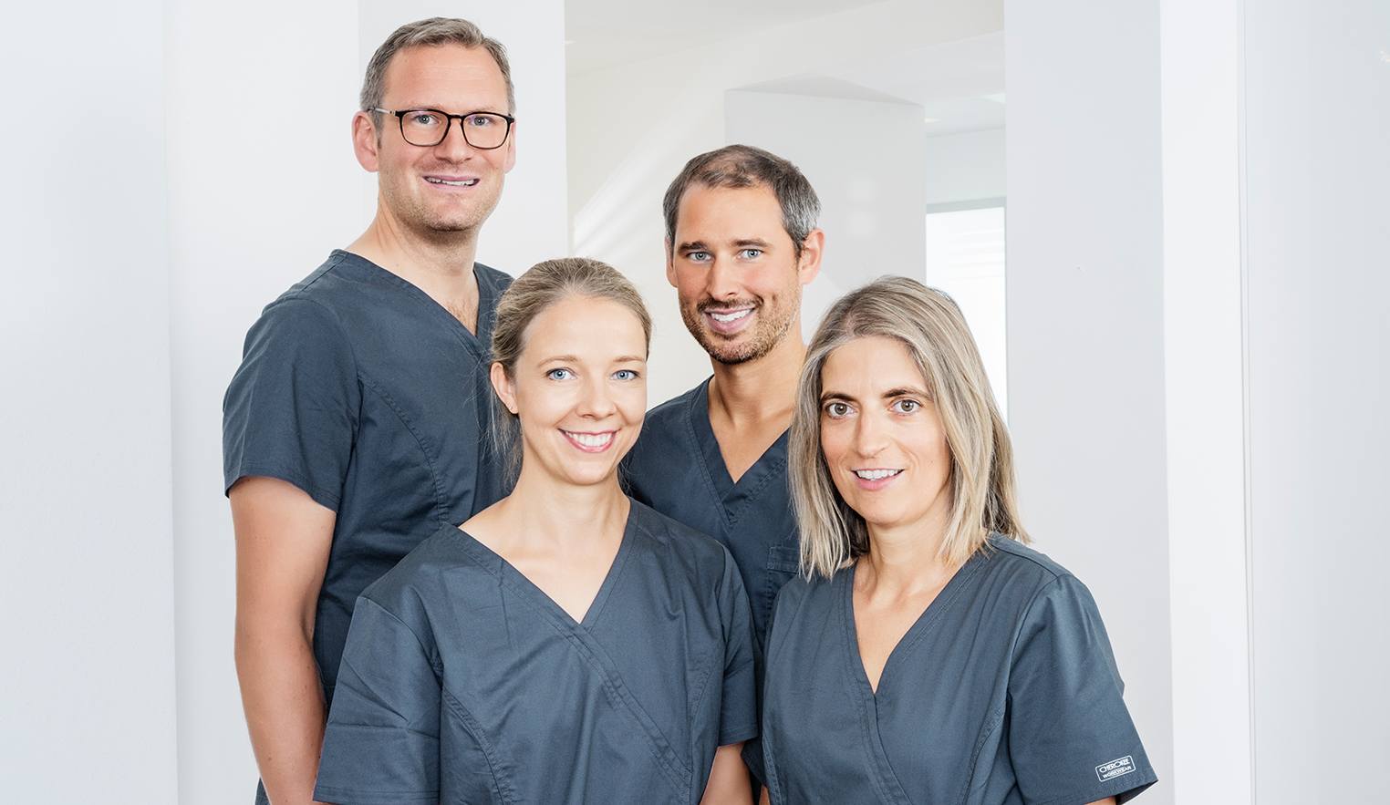 In welchem Alter sind dritte Zähne sinnvoll? Zahnarzt Frederic vom Orde berät Patienten zu passendem Zahnersatz.