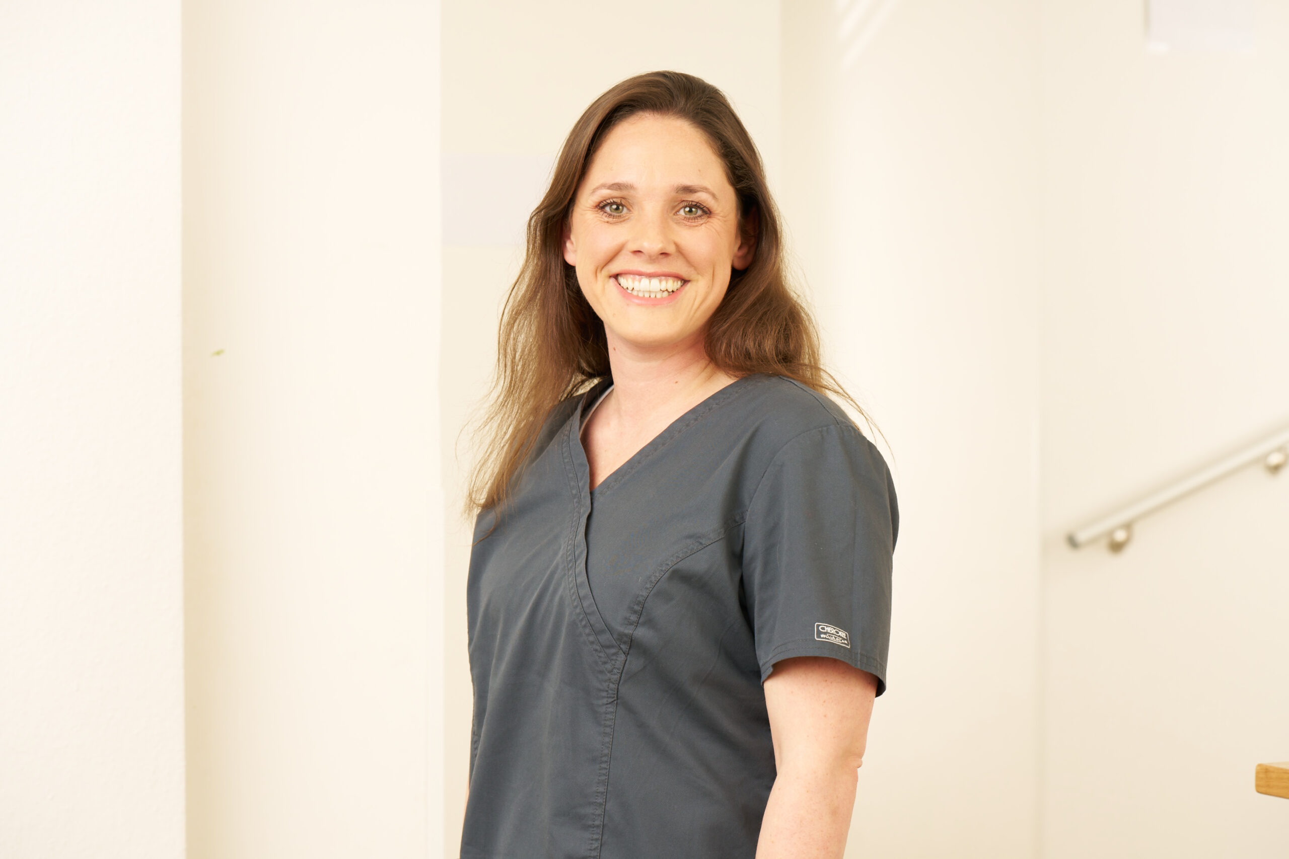 Zahnarzt Dr. Britta Hollmann kann Patienten mit CMD-Therapie und bei Kieferbeschwerden helfen