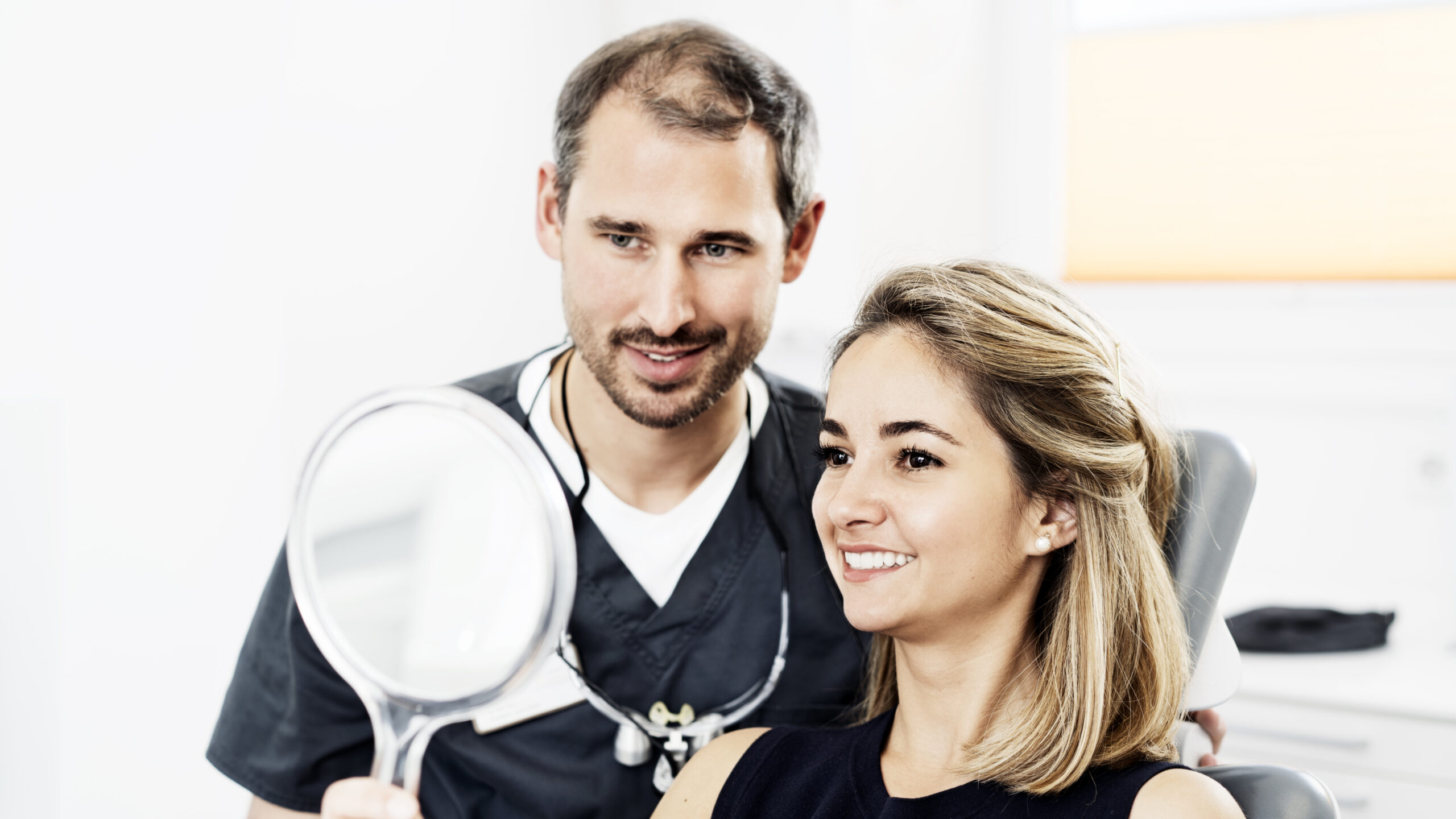 Dr. Frederic vom Orde ist als Zahnarzt in Bochum tätig und bietet Behandlungen wie Zahnentfernungen und das Setzen von Implantaten an.