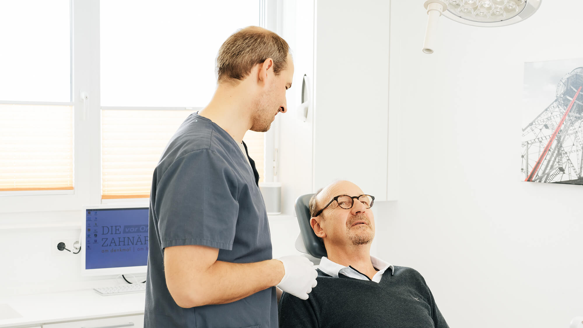 Sie bemerken Zahnfleischrückgang? Ihr Zahnarzt in Bochum erklärt die Ursachen, erste Maßnahmen und wann ein Arztbesuch sinnvoll ist.